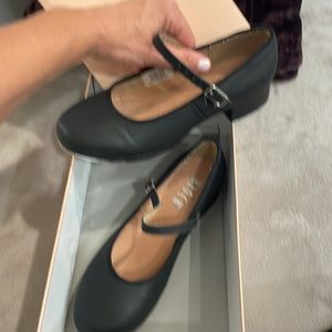 Lightly used kids black tap shoes in great condition Bloch size 1.5